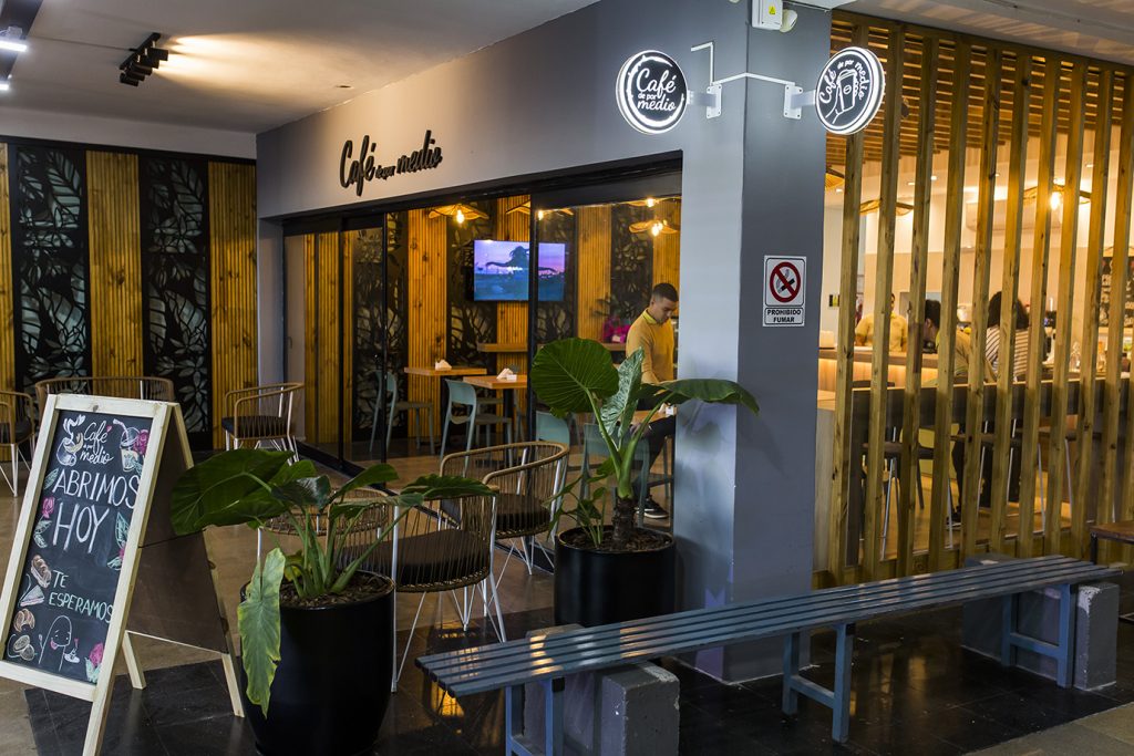 Apoyando la iniciativa privada el Ejecutivo Municipal visitó el nuevo bar de la Terminal de Ómnibus