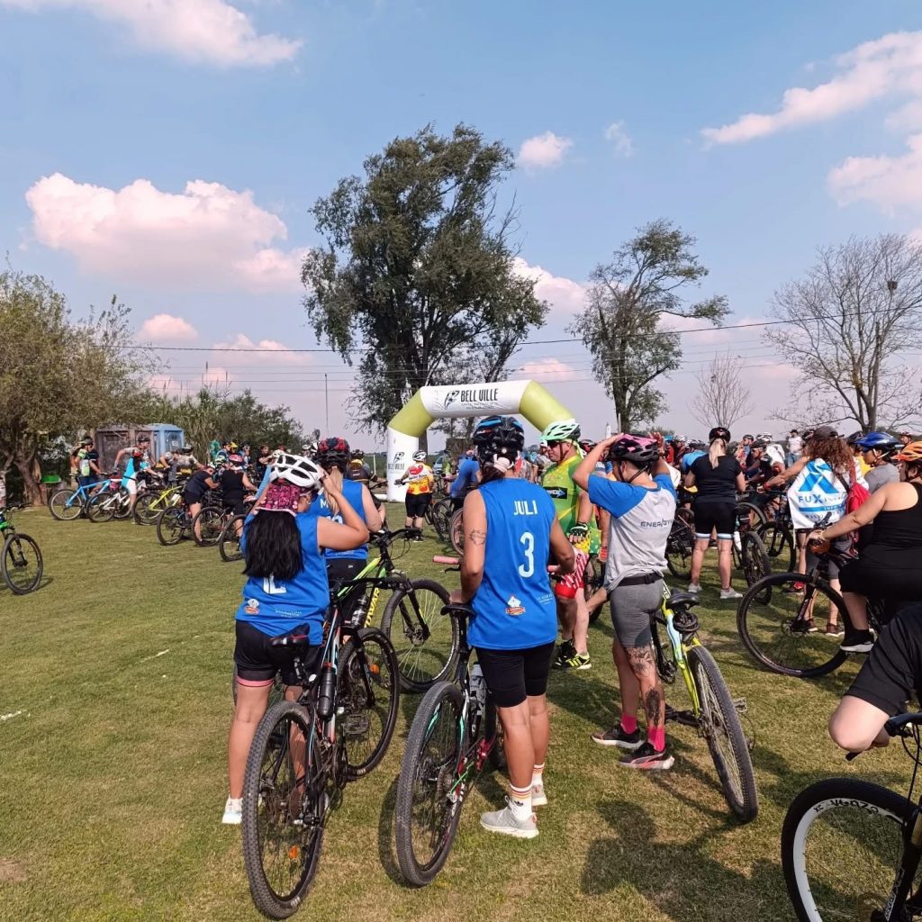 En la continuidad de importantes eventos convocantes del fin de semana, la ciudad disfrutó del cicloturismo