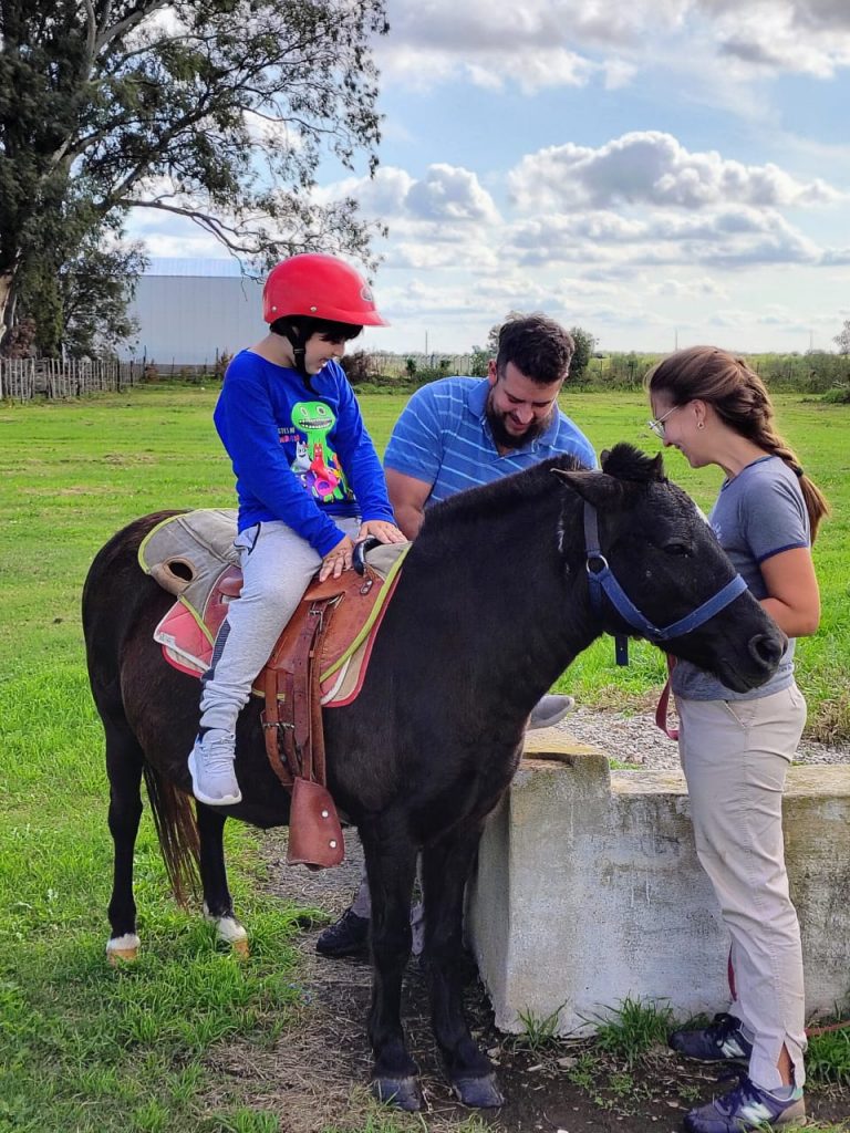 Por gestión municipal alumnos del Instituto Montessori podrán hacer equinoterapia en la Sociedad Rural