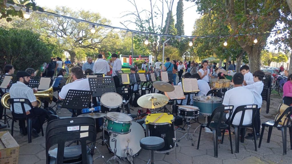 En Plaza Haedo se presentó otro concierto didáctico de la Banda de Música