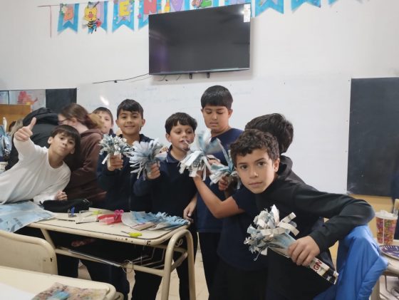 Los alumnos ultiman detalles de sus “porras patrióticas” para celebrar el Día de la Bandera