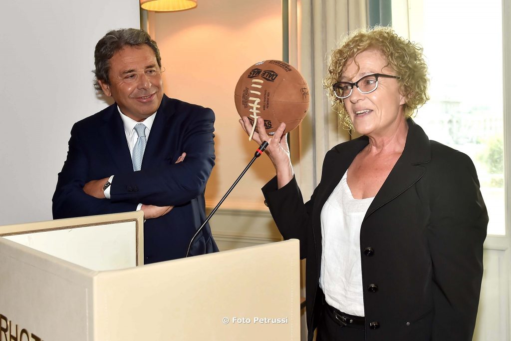 La historia de la creación de la pelota de futbol sin tiento, sigue recorriendo Italia