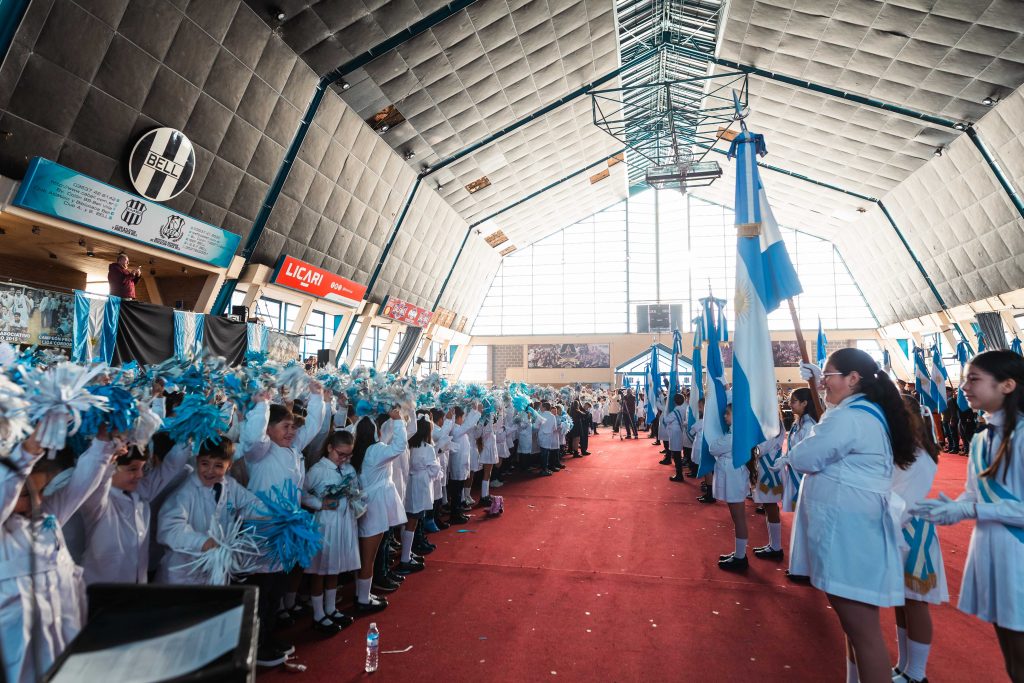 Masivo acto de Promesa a la Bandera con la participación de más de 700 alumnos y numeroso público