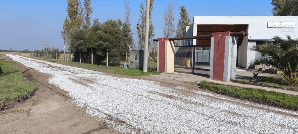 Municipio y vecinos intervinieron en el mejoramiento de calles en barrio Praderas del Sur.