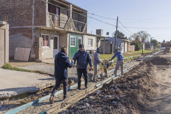 Está en marcha una nueva etapa de cordón cuneta en casi 20 calles de la ciudad.