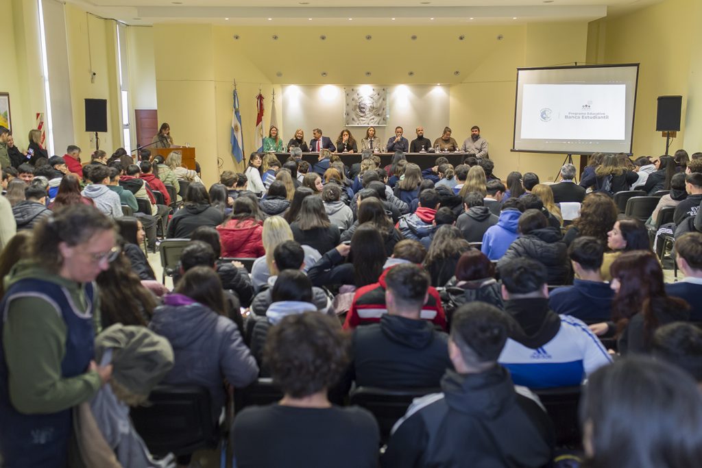 El intendente participó del lanzamiento de la “Banca Estudiantil”, iniciativa del Consejo Deliberante