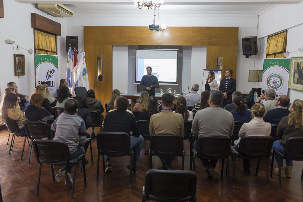 Personal municipal sigue capacitándose para mejorar la administración interna y atención de los vecinos