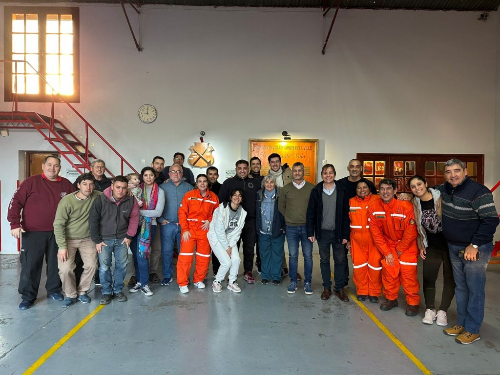 El intendente municipal saludo en su propia sede a los Bomberos Voluntarios en su día