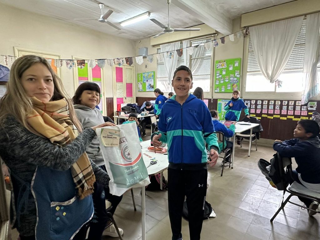 Alumnos de 4º Grado de Escuelas locales ya están confeccionando las “porras patrióticas”