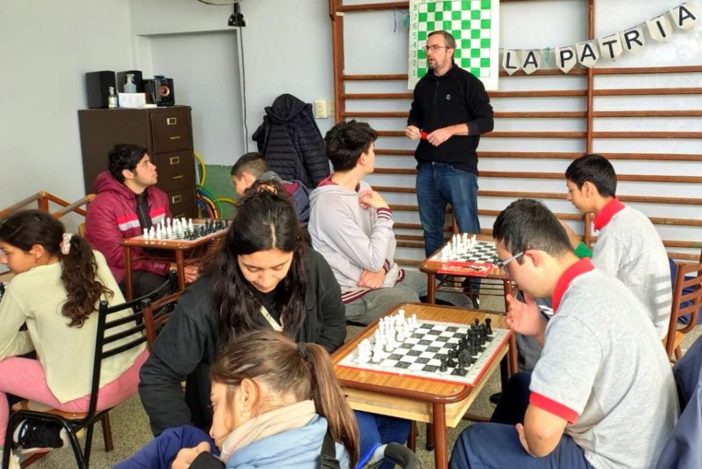 En el Instituto Montessori también se dictan clases del programa municipal “Ajedrez Social”