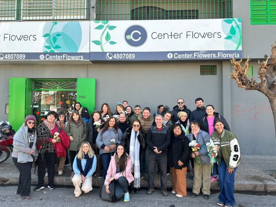 Alumnos de Bell Ville Florece participaron de una clase práctica en la mayor distribuidora de flores del país