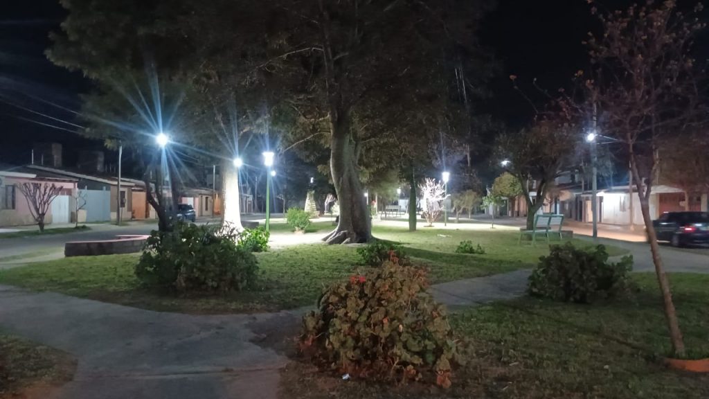 Bell Ville sigue avanzando con la colocación de luminarias LED en plazas y espacios públicos
