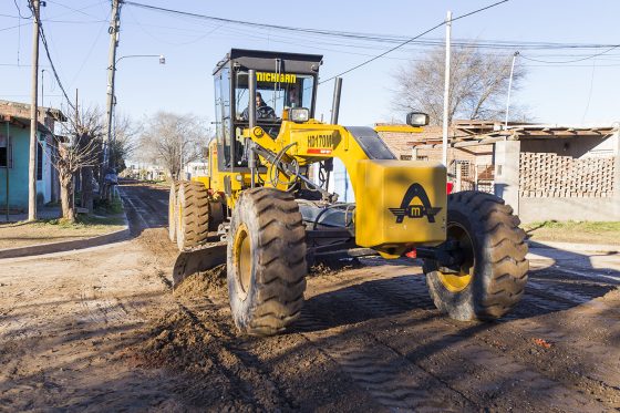 Siguen en marcha las tareas de mantenimiento en calles de tierra de la ciudad