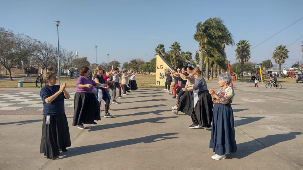 La cultura no se toma vacaciones: se bailó folclore en la Plaza de los Niños