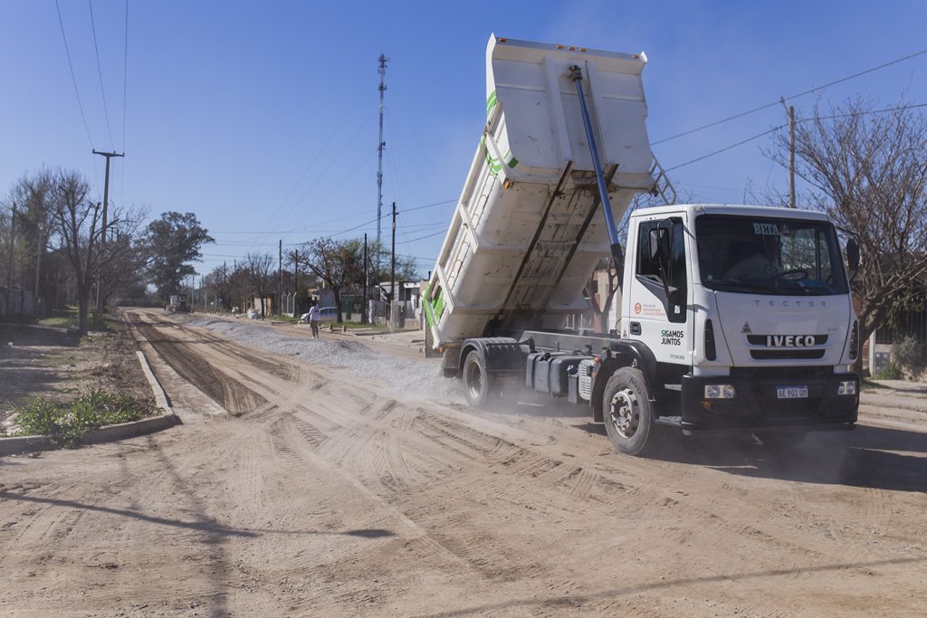 Obras de cordón cuneta y mejora de calles sobre Eva Perón