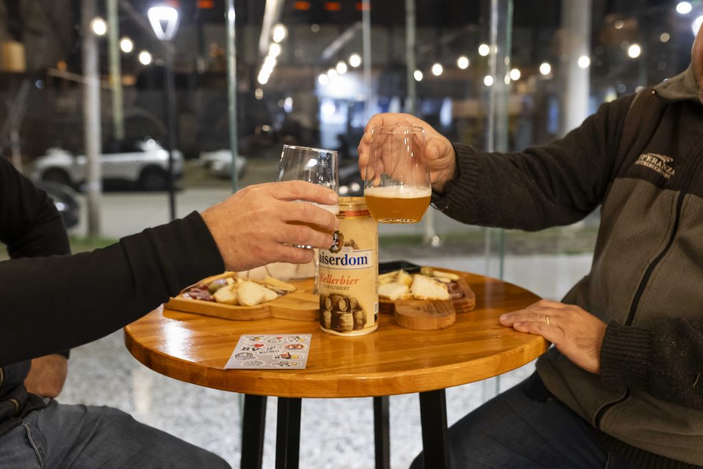 “¡Birra va!”: siguen las promociones de cerveza para impulsar el comercio local