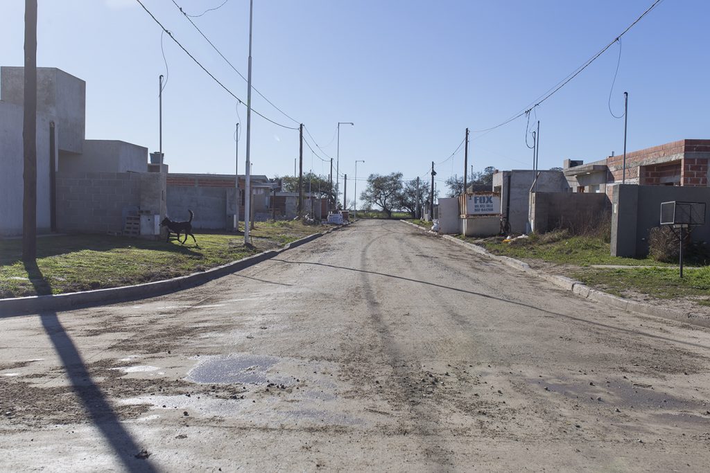La obra de cordón cuneta y mejora de calles en barrio Los Espinillos llegó al 80% de ejecución