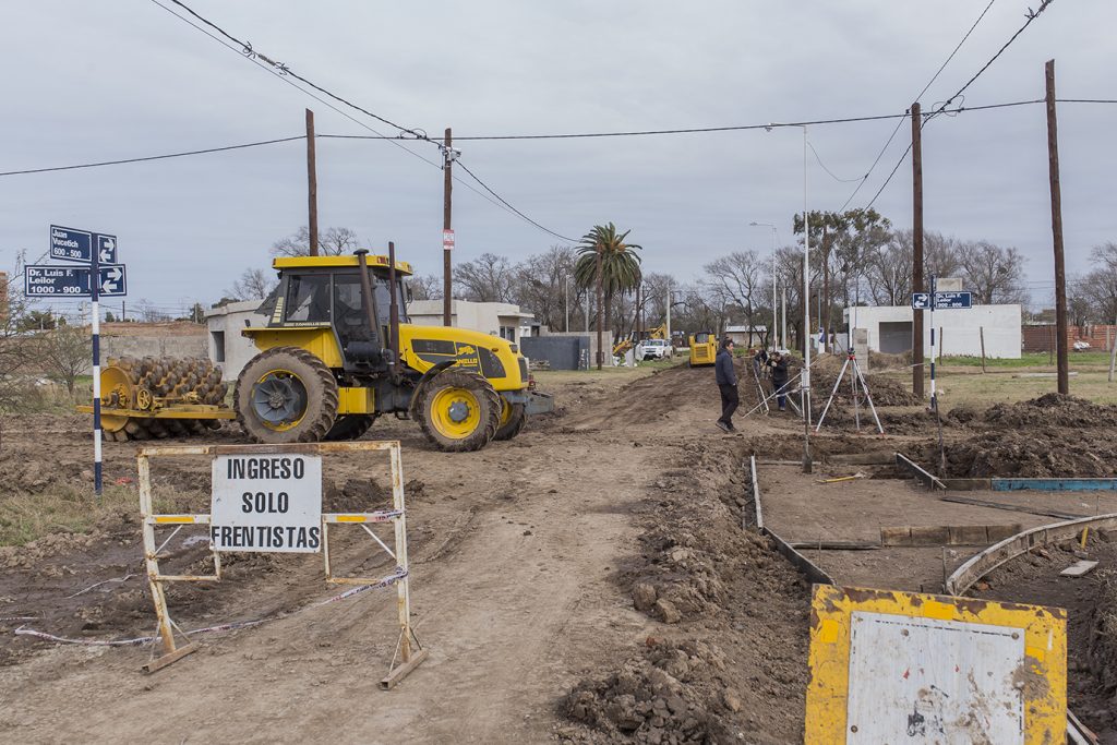 La obra de cordón cuneta en barrio Los Espinillos llegó al 70% de ejecución.