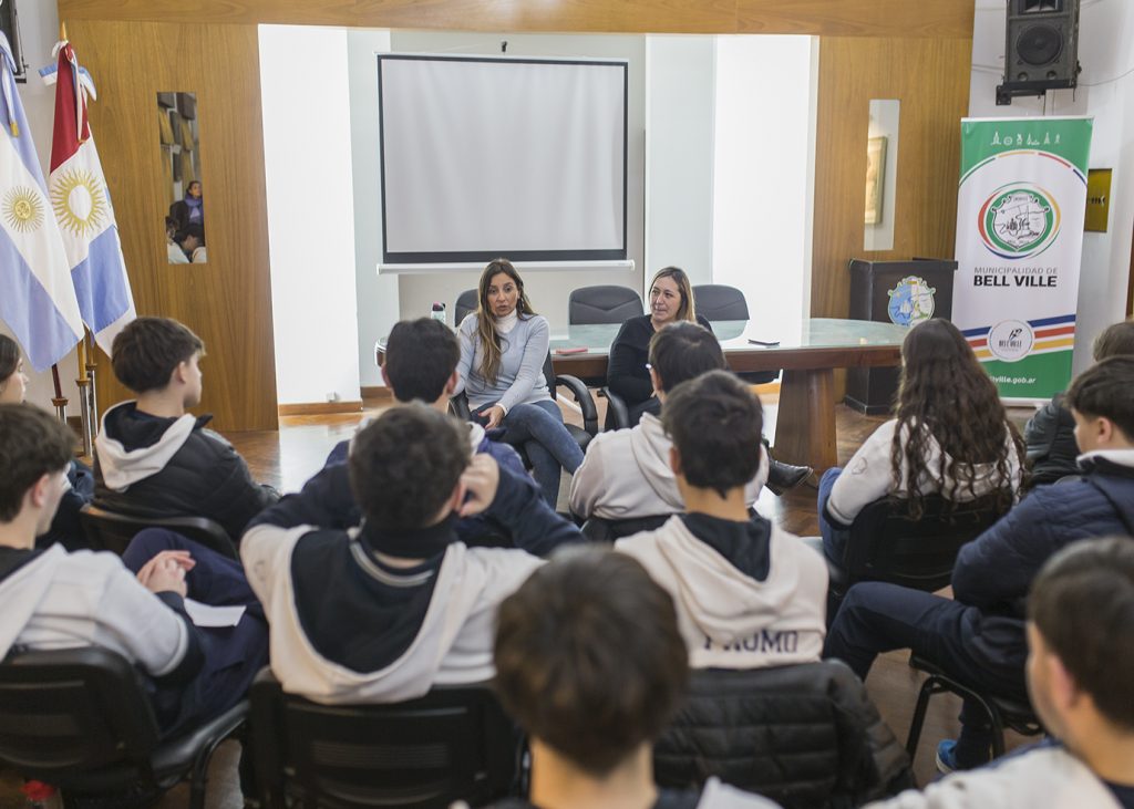 La Oficina de Empleo del municipio asesoró en materia laboral a alumnos del Huerto y del San José