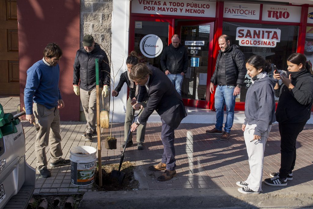 Día del Árbol: vecinos, comerciantes y representantes del municipio plantaron especies en la zona céntrica