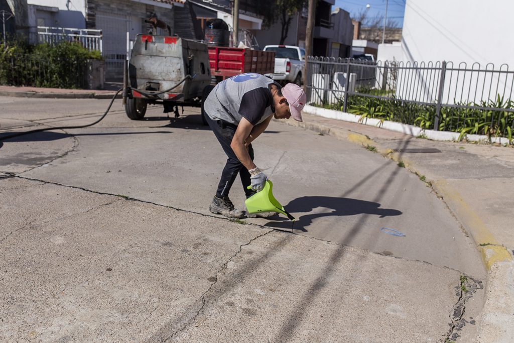 Comenzó el tomado de juntas en calles de hormigón en el sector sudoeste de la ciudad
