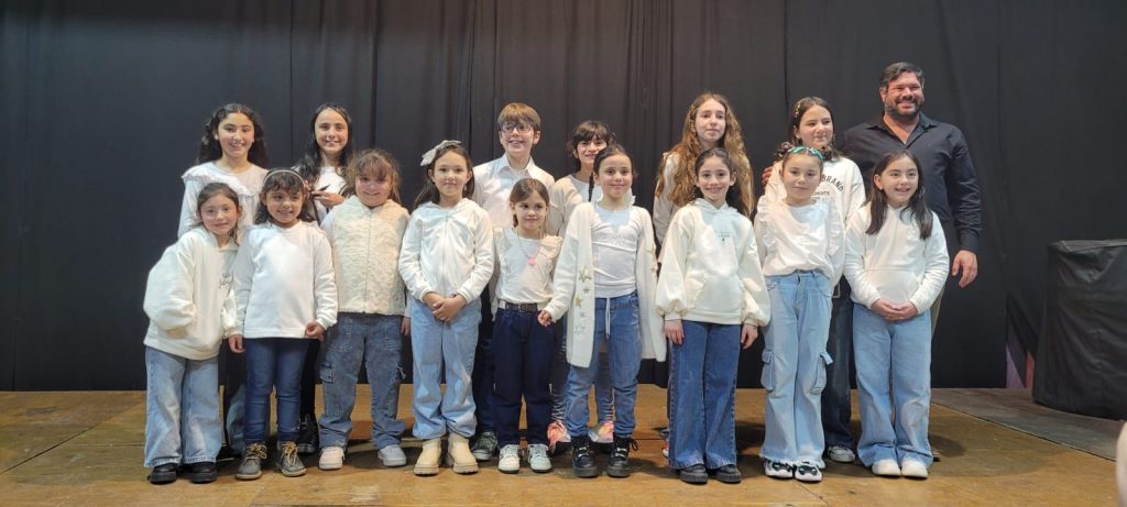 El Coro de Niños brilló en la Expo 2025 de la Escuela de Bellas Artes “Fernando Fader”