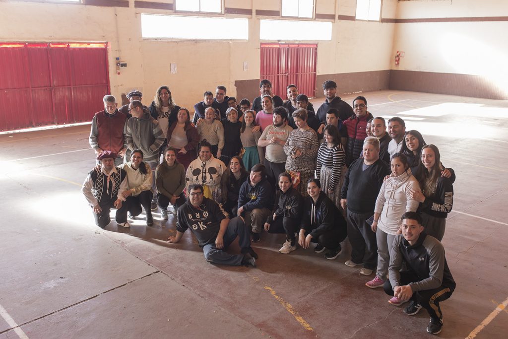 Formación para incluir: alumnos del ISEF hicieron prácticas en el taller municipal de folklore adaptado