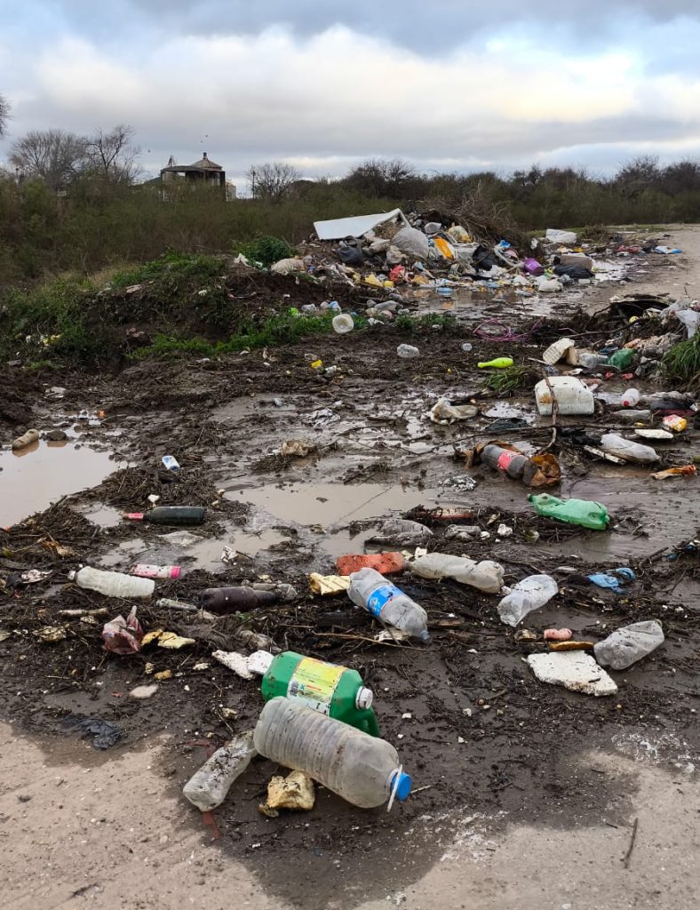 Lo que no debería pasar: gran cantidad de basura en los desagües