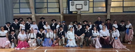 Bailarines de folklore adaptado se lucieron en el acto de colación del ISEF