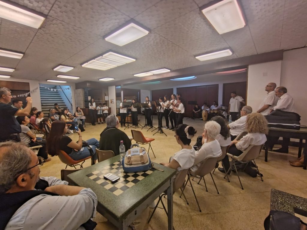 La Banda Municipal musicalizó el hall del Teatro Coliseo
