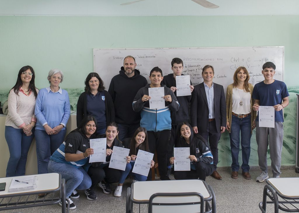 Alumnos de la Robertina y de la ex ENA recibieron carnets para manipular alimentos