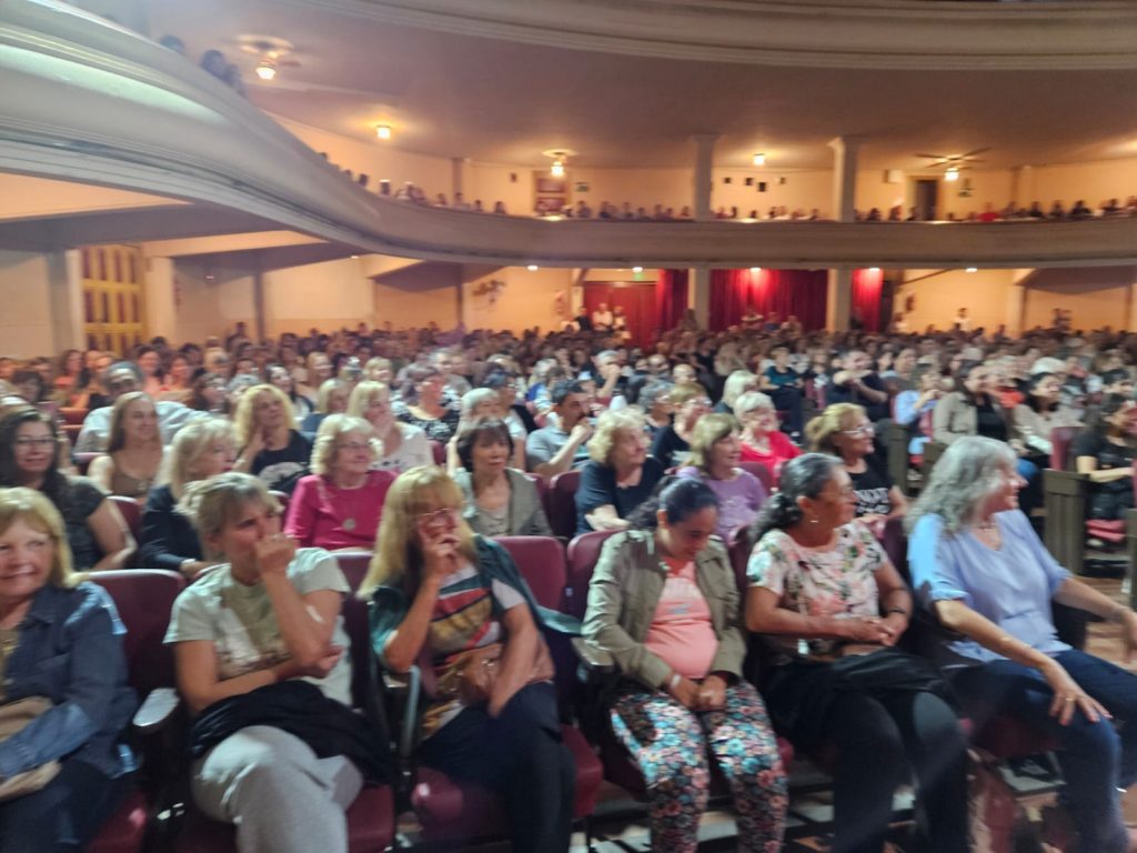 El Coliseo se colmó de público por la conferencia “Familias, caminemos con esperanza” del sacerdote Zazano