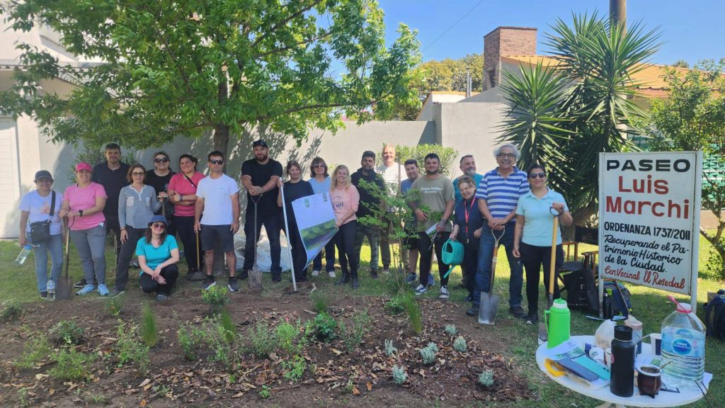 El Rosedal: alumnos de curso sobre espacios verdes hermosearon el paseo Luis Marchi
