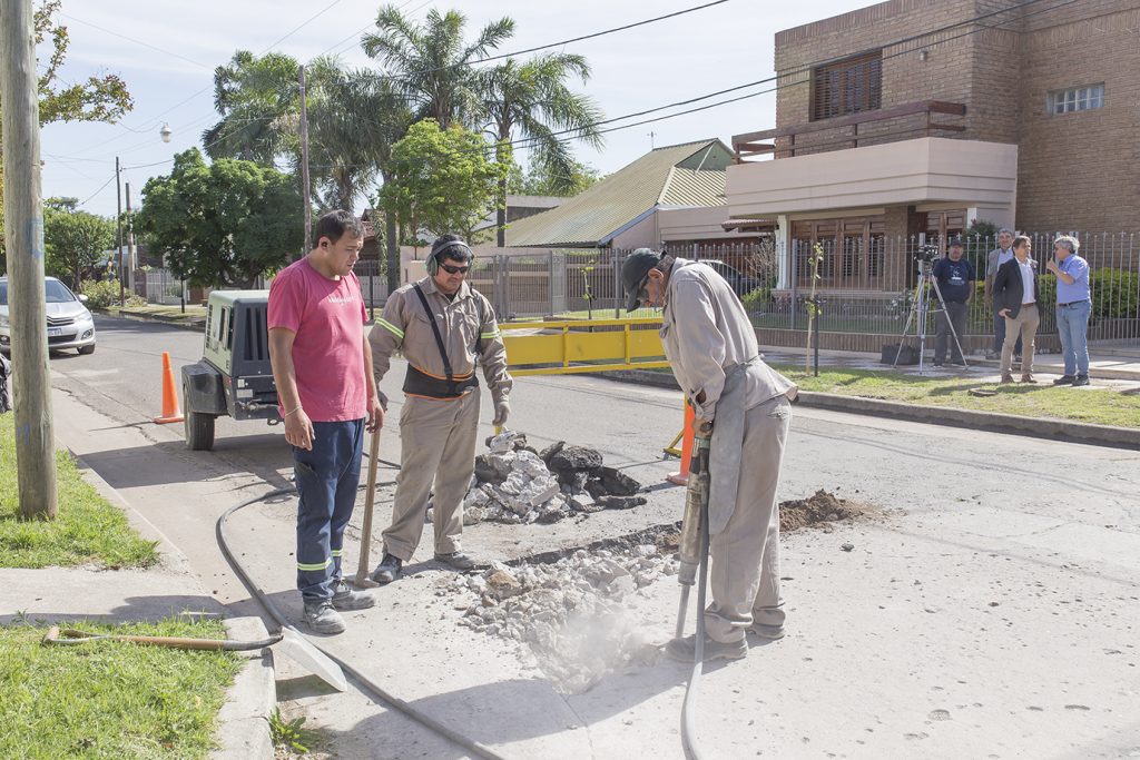 Comenzó la obra de hormigonado sobre calle Leonelli
