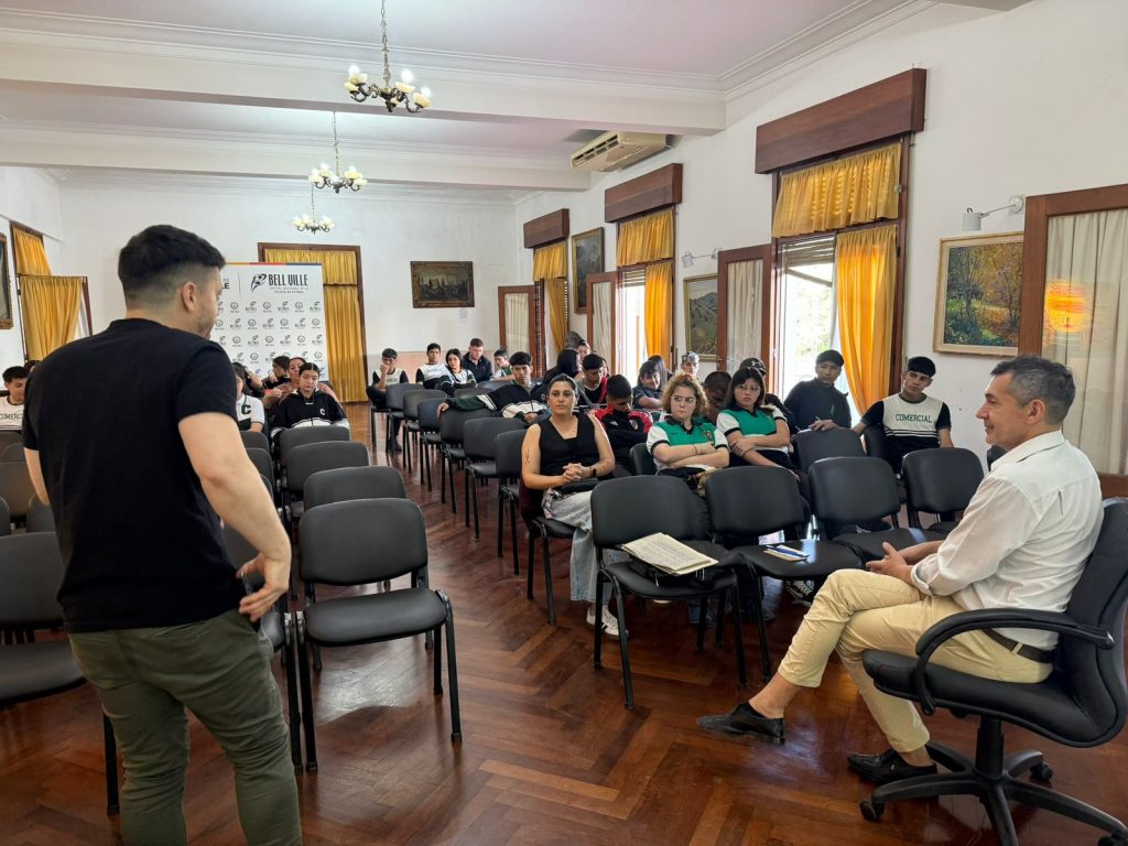 Estudiantes del Comercial participaron de una nueva charla sobre adicción a la tecnología