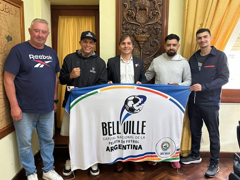 El municipio celebra a sus deportistas: el intendente recibió al boxeador “King Kong” Fernández