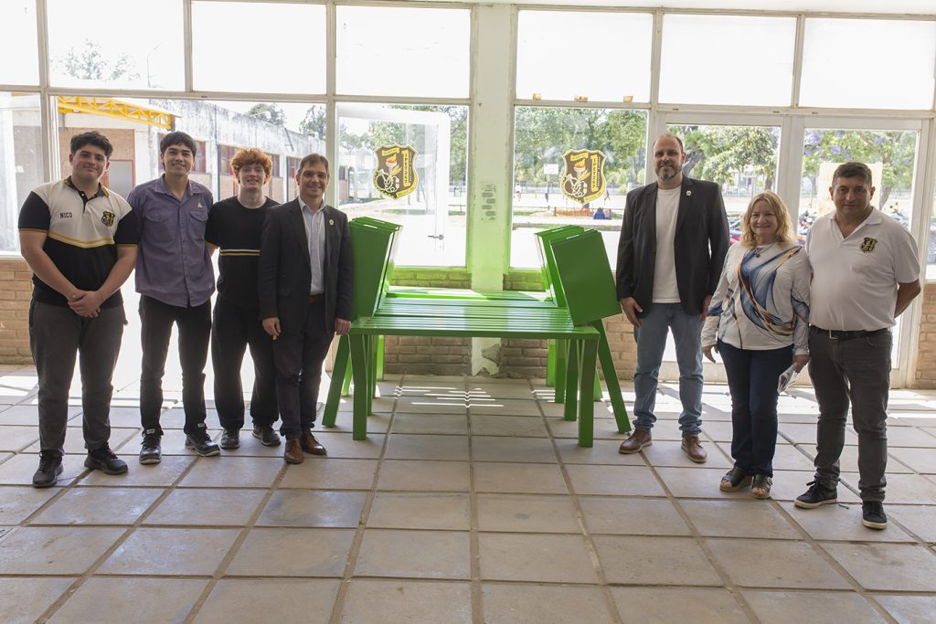 Nuevos bancos y cestos para la ciudad fabricados por alumnos del IPET 267