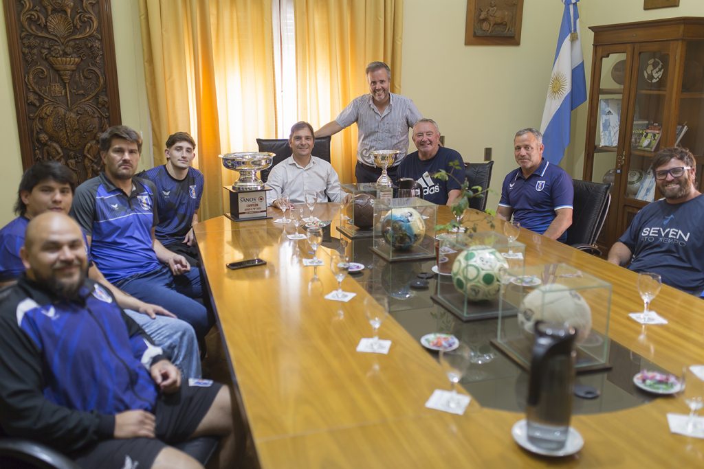 Los Cuervos Rugby Club pasaron por la Municipalidad tras su temporada histórica