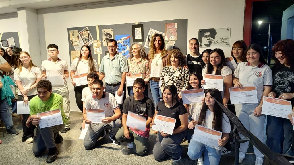 Alumnos del Polivalente recibieron certificados por participar del encuentro de ceramistas de octubre