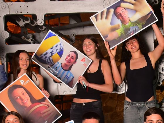 El municipio felicita a la voleibolista Tomasa por ganar el premio Estímulo de La Voz