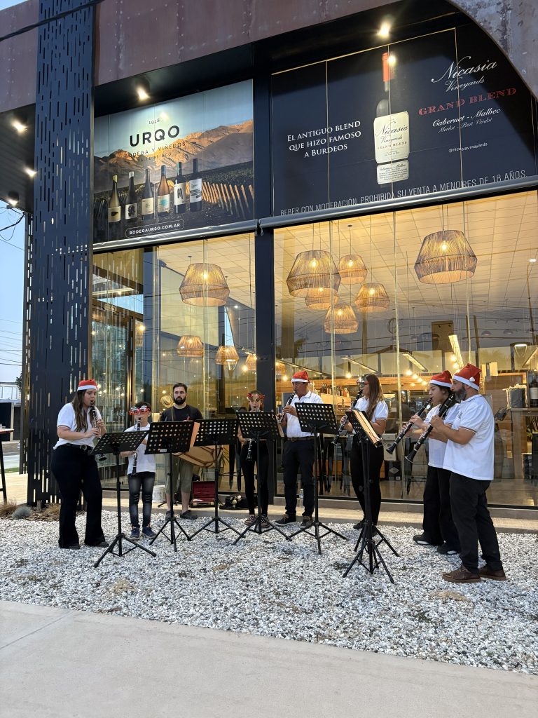 La Banda municipal sorprende a vecinos con “Melodías de Navidad”