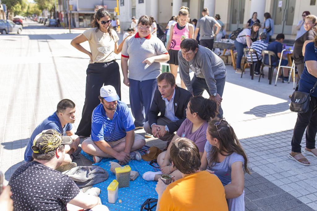 Hubo juegos, música y baile en la plaza céntrica por el Día Mundial de las Personas con Discapacidad