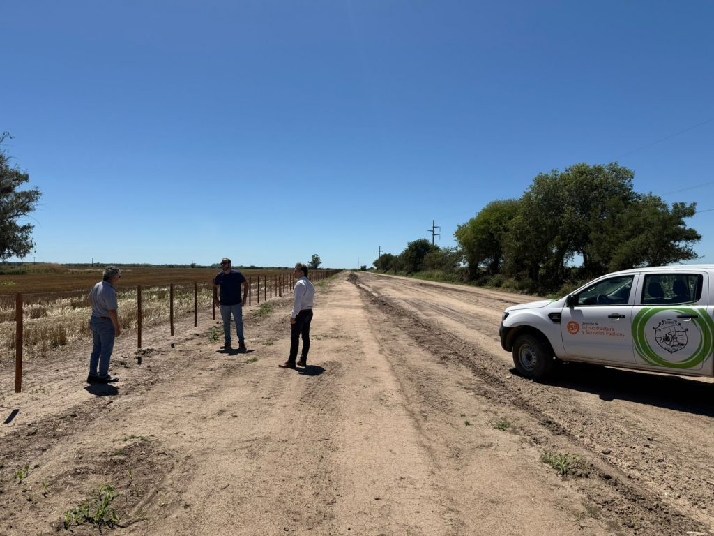 El intendente visitó la obra del camino rural S242