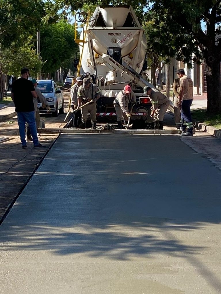 La segunda etapa del hormigón sobre calle Leonelli marcha a buen ritmo