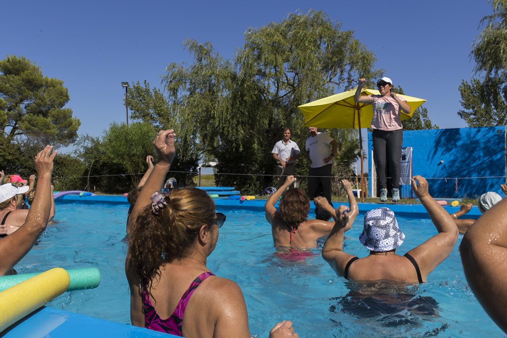 Verano activo: las clases de aquagym tiene cupo completo y sumaron varones