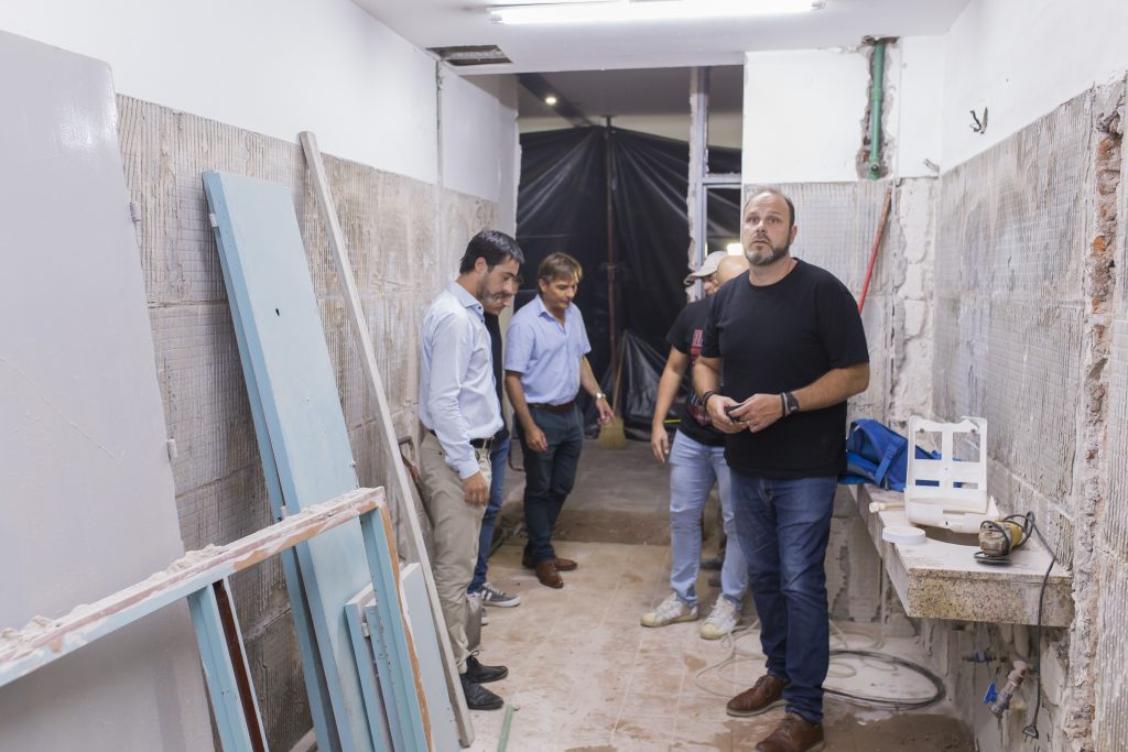 Avanza a buen ritmo la remodelación de los baños de la terminal de ómnibus