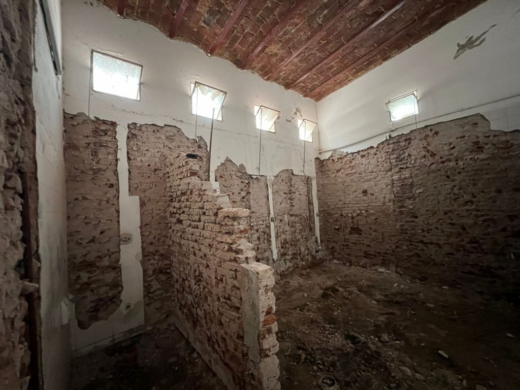 Se están refaccionando los sanitarios de niñas de la escuela Ponciano Vivanco