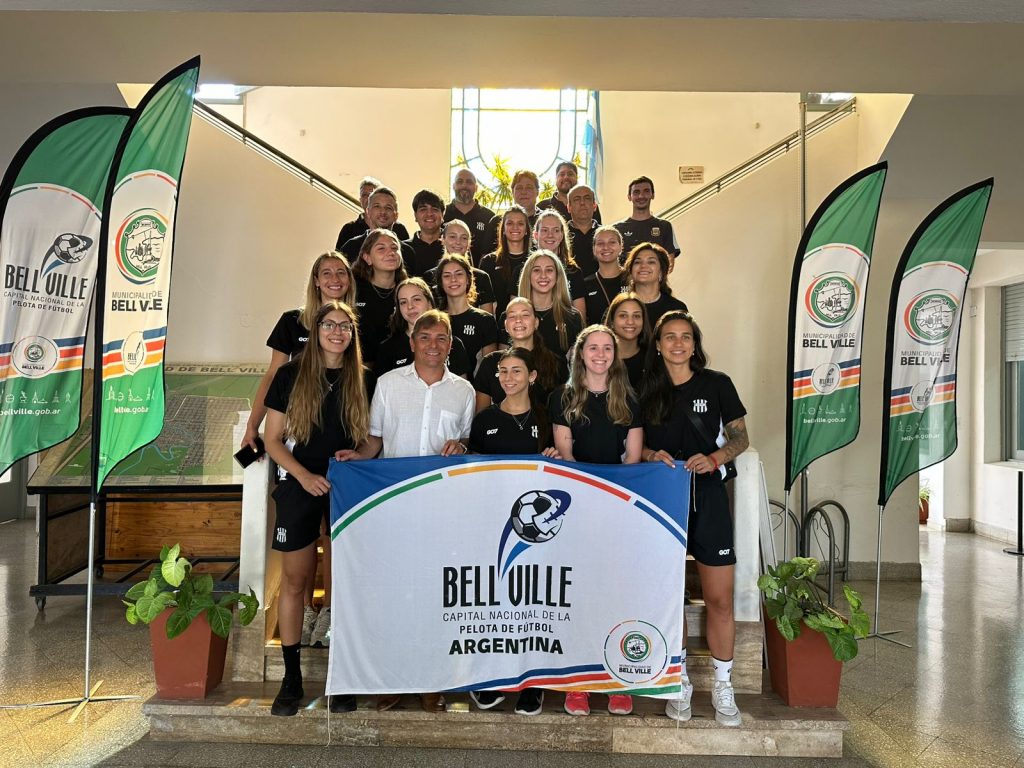El intendente recibió al plantel del Bell previo a su debut en la Liga Argentina Femenina de Voley