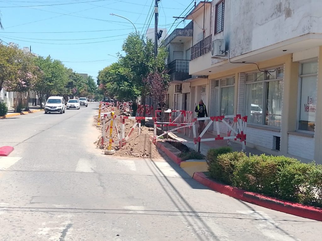 Calle Córdoba: se recomienda precaución para circular por tareas de cableado