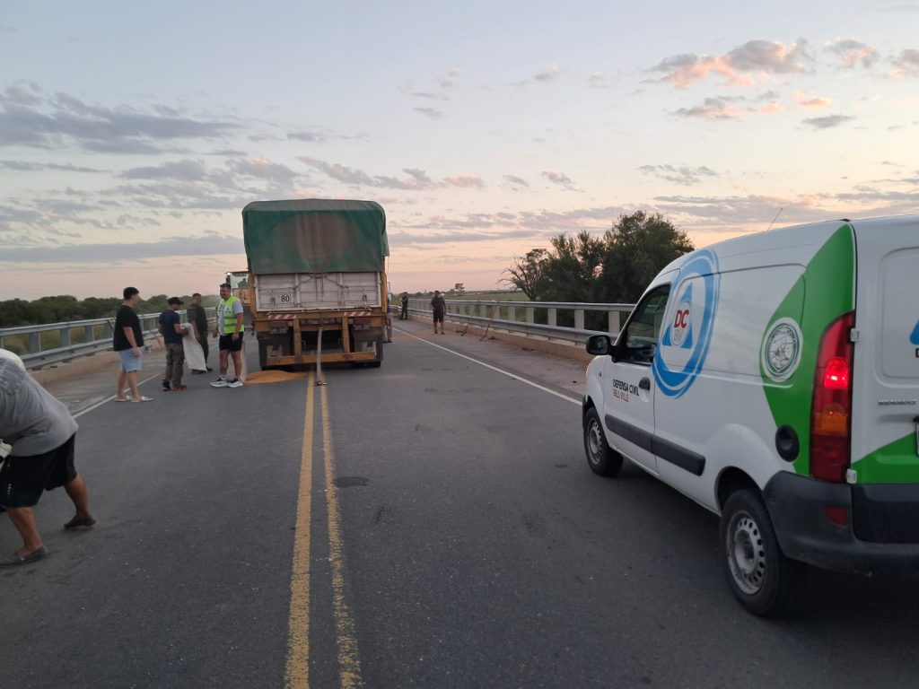 Defensa Civil y Tránsito intervinieron tras un accidente de camiones